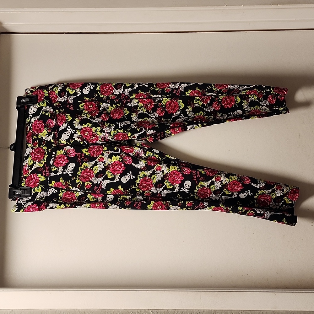 Betsey Johnson Performance Capri yoga pants size L